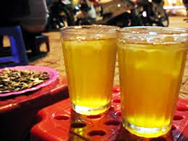 Tận hưởng trà nước ở hai miền qua các bài hát